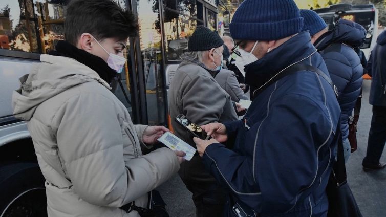 Italia in arancione? Cosa rischiamo e come cambia il green pass