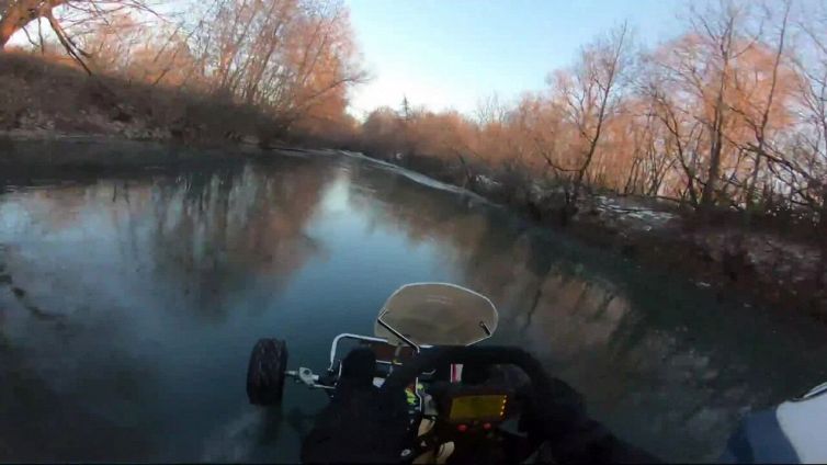 Sfida di kart sul fiume ghiacciato: l'esito è disastroso