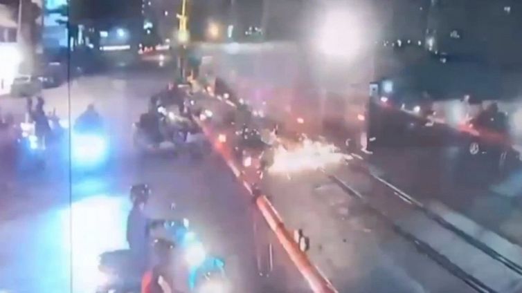 Il motociclista impaziente supera le barriere e viene preso dal treno