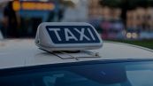 Partorisce nel taxi a Torino: il racconto commovente dell’autista