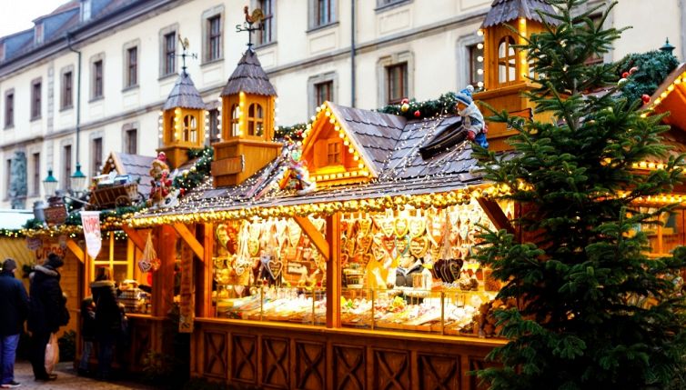 La ragnatele decorano l’albero di Natale in Ucraina: il motivo