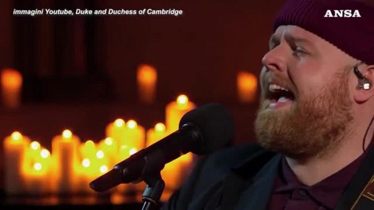 Kate Middleton suona il pianoforte nell'abbazia di Westminster