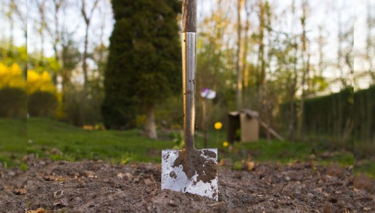 Bambino scava nel giardino di casa e trova una Ferrari seppellita