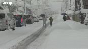 Giappone, forte nevicata colpisce Hikone: disagi lungo le strade
