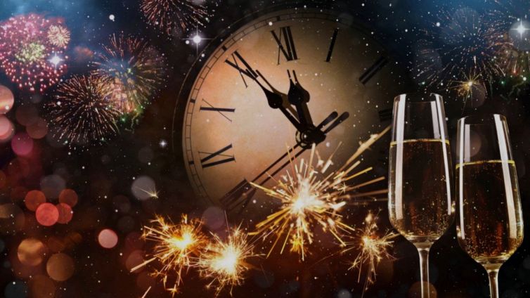 Le 10 tradizioni assurde di Capodanno: perché ci sono e cosa significano