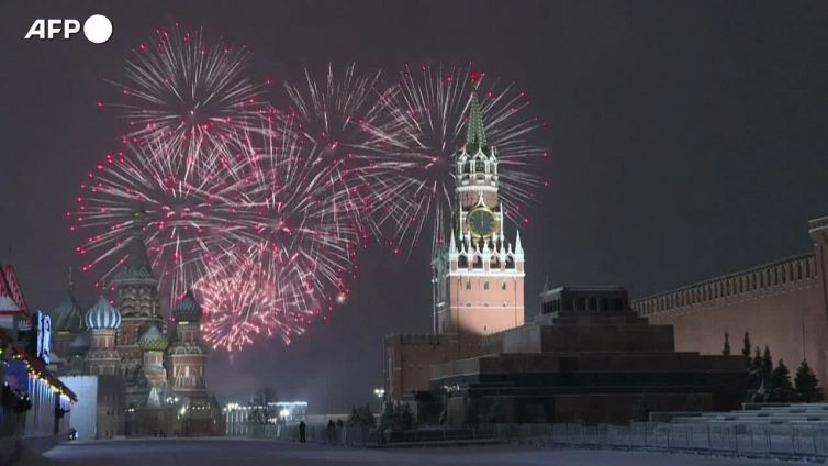 Mosca, i fuochi d'artificio per l'arrivo del nuovo anno nella Piazza Rossa vuota