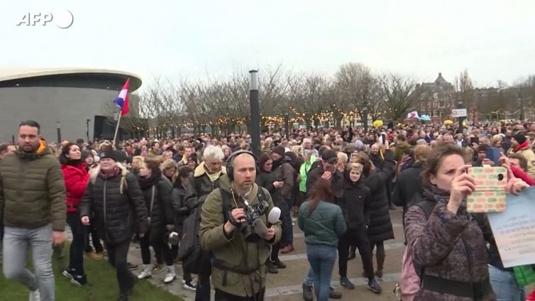 Covid, manifestazioni e scontri con la polizia ad Amsterdam