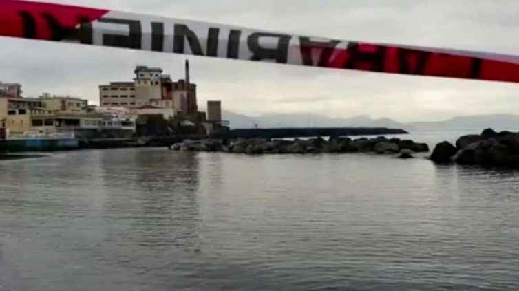 Torre del Greco, bimbo di due anni muore annegato: posizionata una croce sul luogo della tragedia