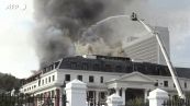 Sudafrica, il Parlamento torna a bruciare: vigili del fuoco di nuovo al lavoro
