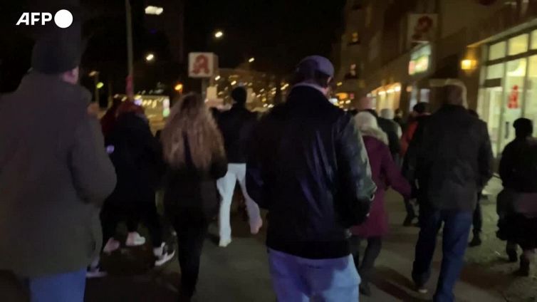 Berlino, la protesta silenziosa contro le restrizioni da Covid-19