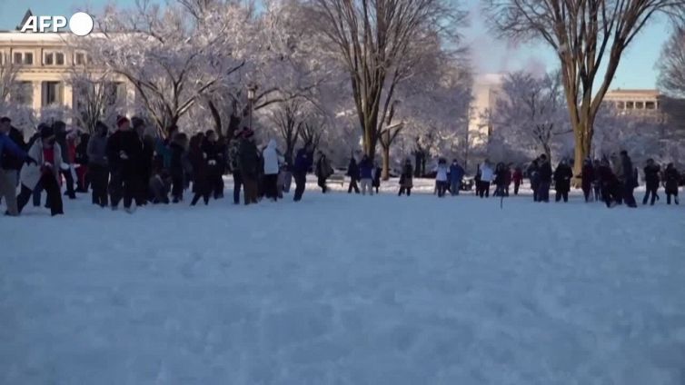 Usa, una forte nevicata colpisce la costa Est: i residenti si ritrovano per la battaglia di palle di neve