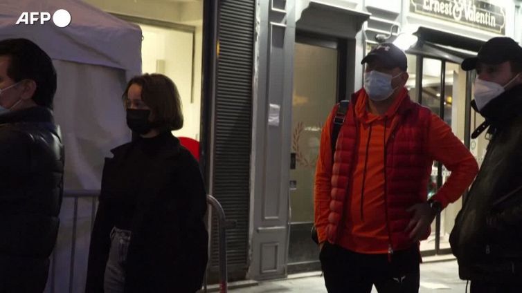 Francia valuta super pass e quarta dose contro Omicron