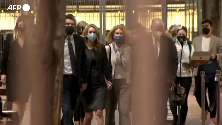 Theranos, Elizabeth Holmes lascia il tribunale dopo essere stata dichiarata colpevole di frode