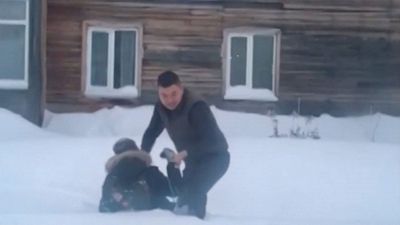 Bimbo rimane intrappolato nella neve, salvato dal passaggio di un tassista in Russia