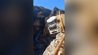 Camion sull'orlo del precipizio: la manovra è da brivido