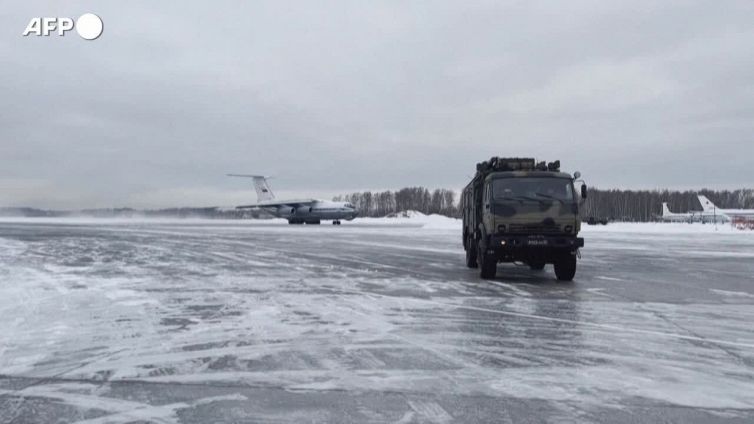 La Russia invia forze aeree in Kazakistan dopo l'appello del presidente Tokayev