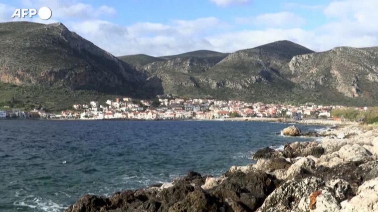 Grecia, l'Epifania ortodossa festeggiata con un tuffo nell'acqua ghiacciata