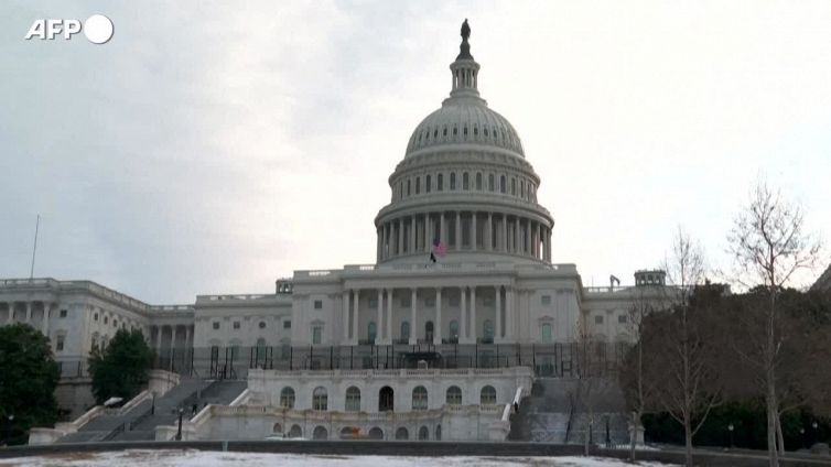 Polizia a guardia di Capitol Hill nell'anniversario della rivolta