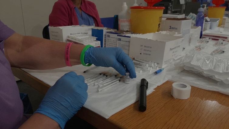 Vaccini, come prenotare la terza dose per 12-15enni