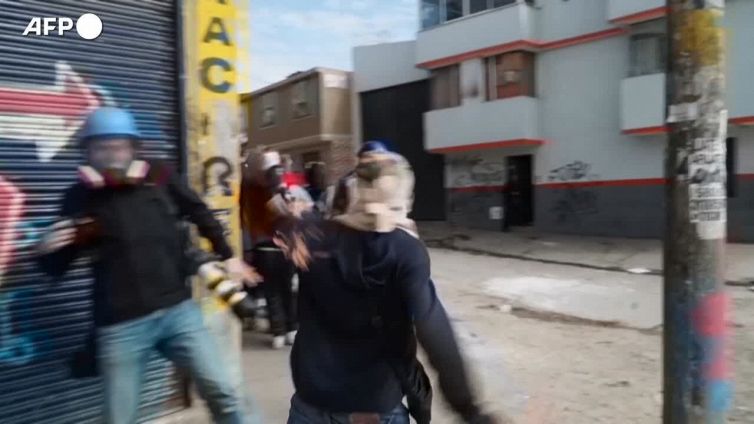 Colombia, manifestanti lanciano bottiglie molotov contro la polizia