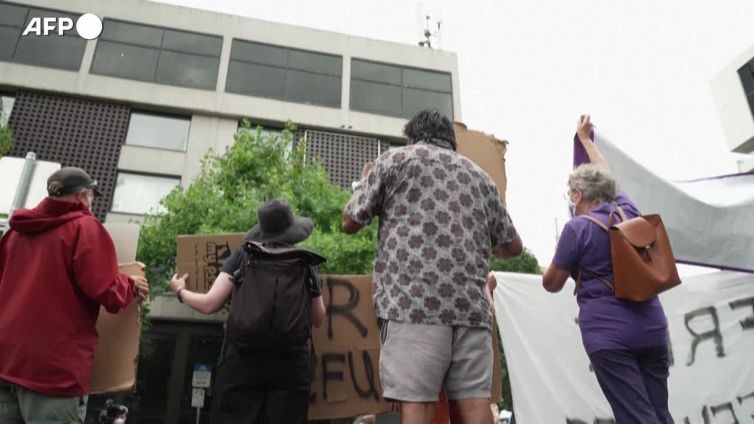 I fan di Djokovic in presidio fuori dalla struttura dove si trova il tennista