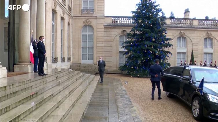 Emmanuel Macron incontra a Parigi Ursula von der Leyen