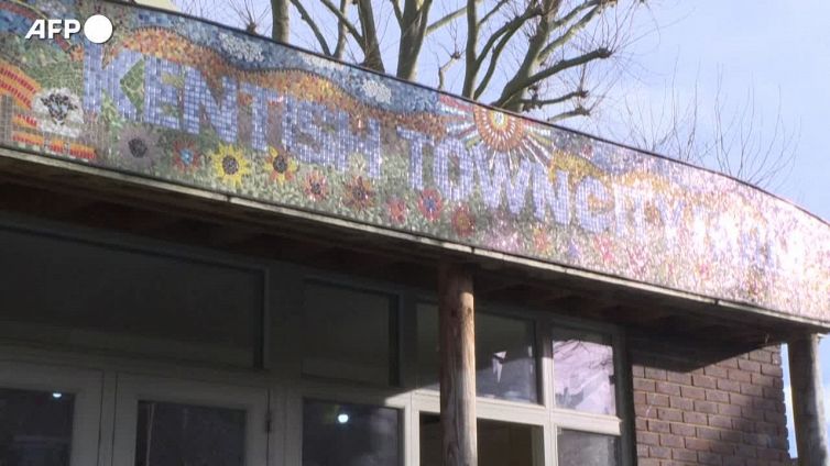 La piu' antica fattoria di Londra ricicla alberi di Natale per poi darli in pasto alle capre