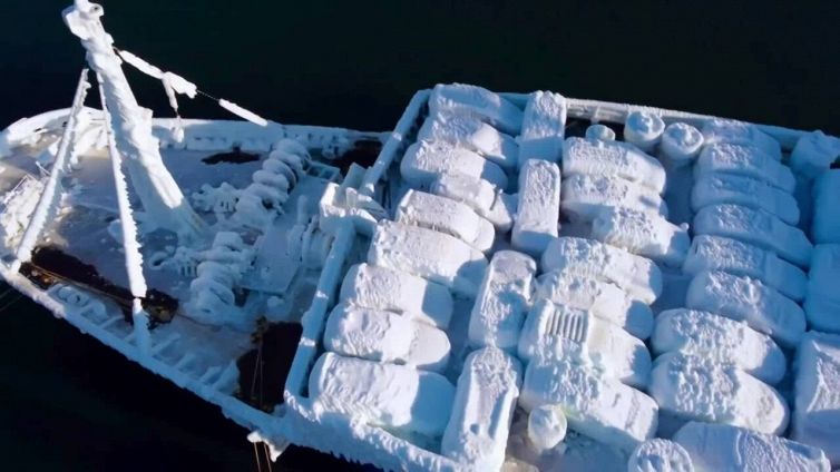 Macchine e nave coperte di neve in Russia