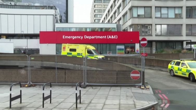 Berlino stringe sul pass, militari in ospedale a Londra