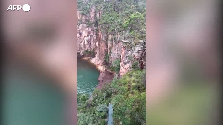 Brasile, roccia cade in un lago: almeno 5 morti e 20 dispersi