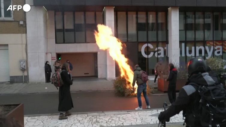Covid: scontri a Bruxelles durante le proteste antirestrizioni, alberi di Natale dati alle fiamme