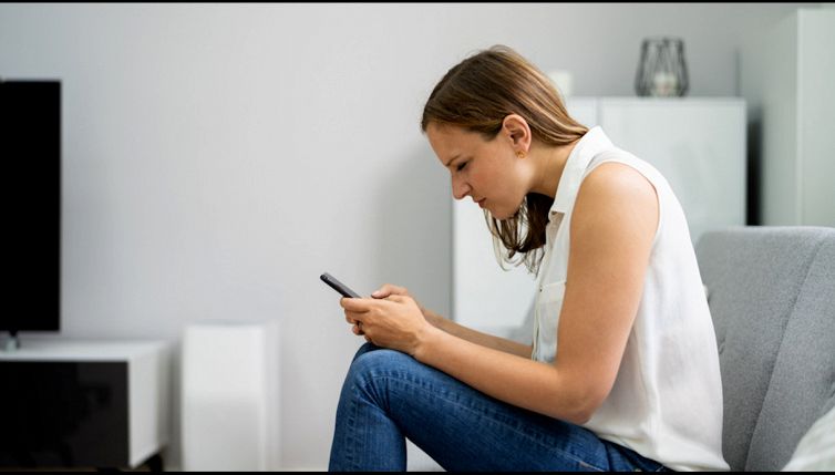 Come evitare la sindrome Text Neck da smartphone