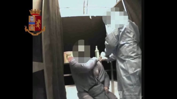 Ancona, ecco il momento in cui l'infermiere finge di iniettare il vaccino anticovid (in cambio di denaro)