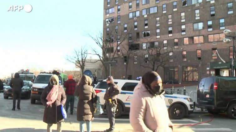 New York, scoppia un incendio all'interno di un grattacielo. Sono 19 le vittime