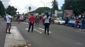 Covid, in Guadalupa i manifestanti bloccano la strada vicino all'ospedale
