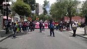 Bolivia, la protesta in ginocchio contro il pass sanitario