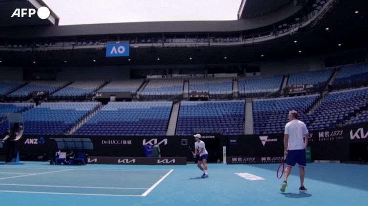 Djokovic si allena sui campi dell'Australian Open dopo la vittoria del ricorso