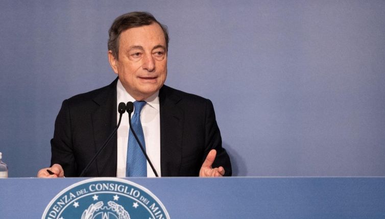 Draghi contro i no vax: quanto costano allo Stato
