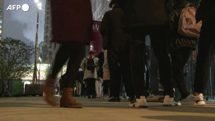 Parigi, studenti in difficolta' in coda per ricevere cibo e beni di prima necessita'