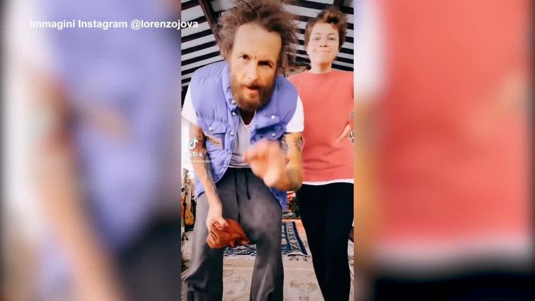Jovanotti, tampone negativo: abbraccia la figlia e scopre i regali di Natale