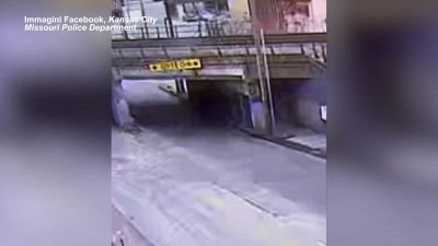 Il sottopasso e' troppo basso: il camion viene scoperchiato