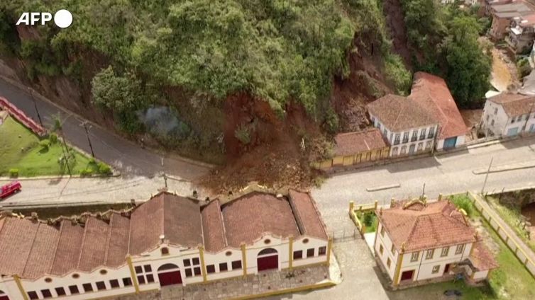 Il momento in cui una frana distrugge un palazzo storico in Brasile