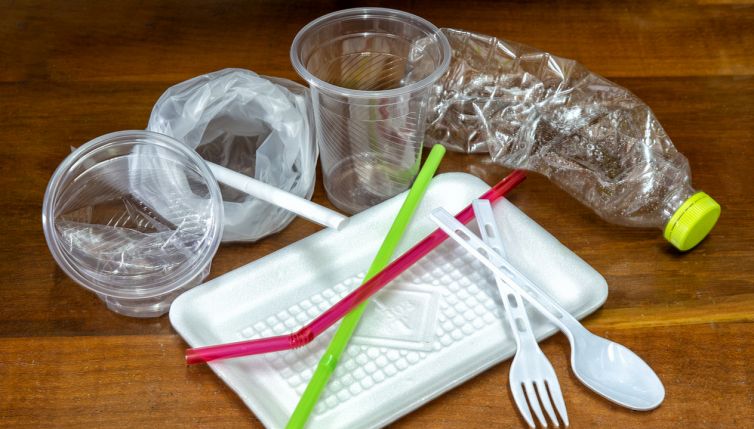 Stop alla plastica monouso, divieto di utilizzo per le posate usa e getta