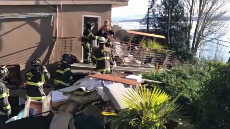 Sammy, l'incredibile salvataggio del cane sotto le macerie per 6 giorni