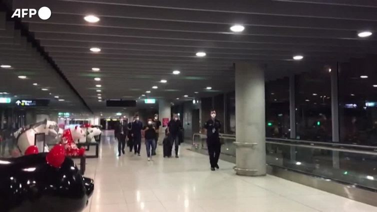 Le immagini di Novak Djokovic all'aeroporto di Melbourne