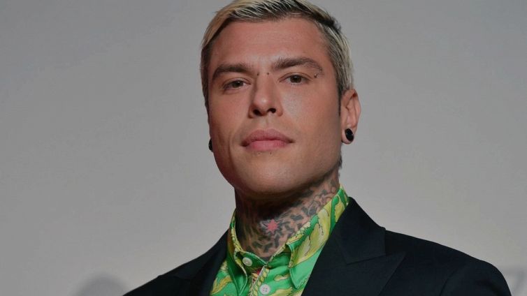 Fedez truffato da un ex collaboratore per 100.000 euro: cos’è successo