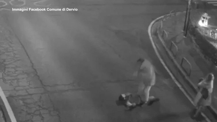 Si sdraia e poi si schianta in auto: la follia del ragazzo ubriaco