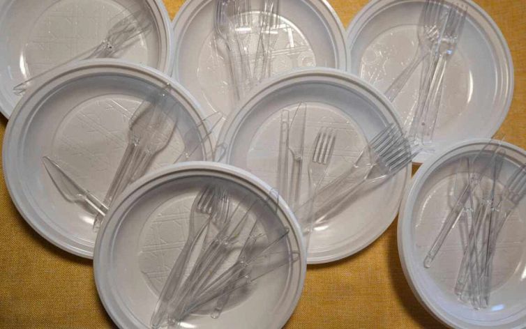 Quali prodotti di plastica non vengono più venduti in negozi e supermercati
