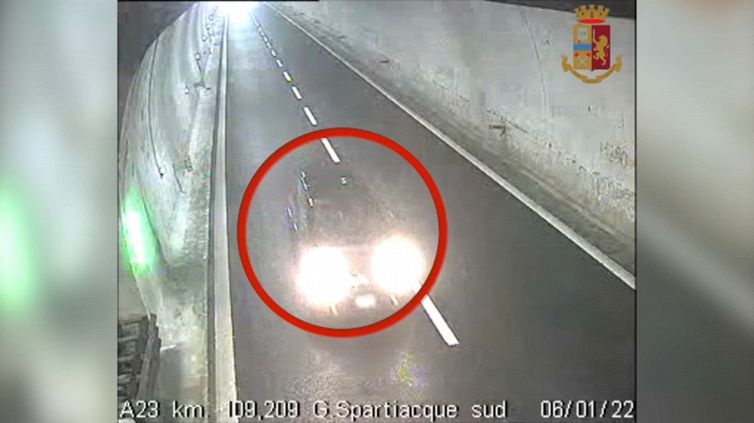 In autostrada contromano per quattro chilometri, bloccato dalla polizia