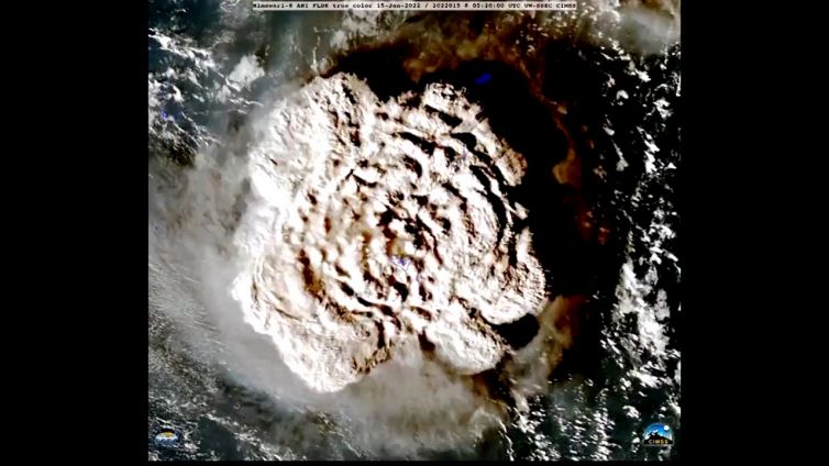 Il primo video dell'incredibile eruzione del vulcano a Tonga